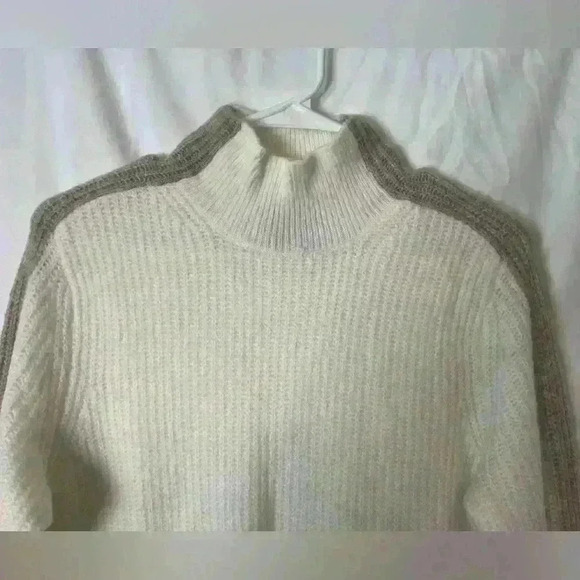 Abercrombie & Fitch Turtleneck Sweater - Picture 3 of 8